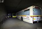 Skład starych autobusów w opuszczonym tunelu metra