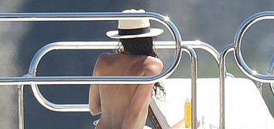 Sara Sampaio topless na jachcie 