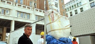 Maurizio Cattelan i jego rzeźba środkowego palca przed mediolańską giełdą