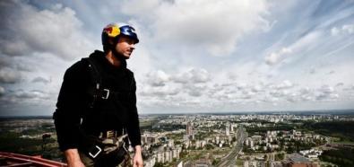 B.A.S.E Jump: Cedric Dumont oddał skok z wysokości 540 metrów