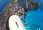 Skoki na bungee nad plażą w Navagio Beach